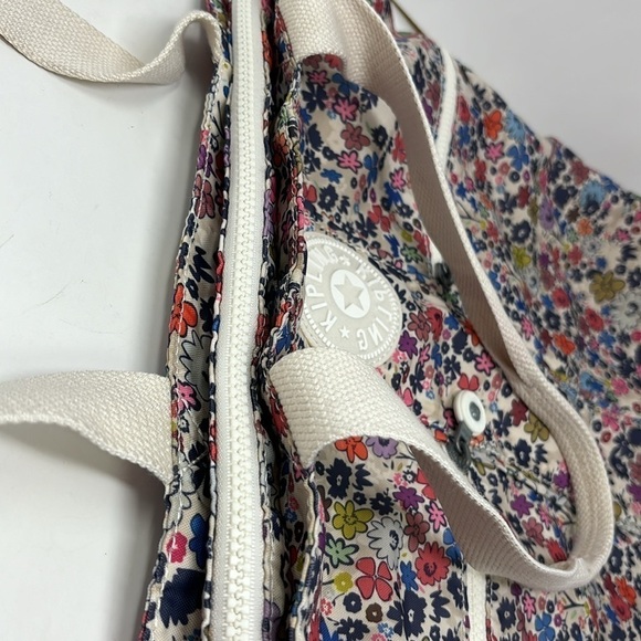 large flowered kipling bag, the bag has many compartments - Picture 6 of 11